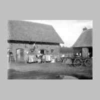 022-0544 Teilnehmer vom Web- und Spinnkursus in Goldbach auf dem Hof von Erzberger im Jahre 1930.jpg